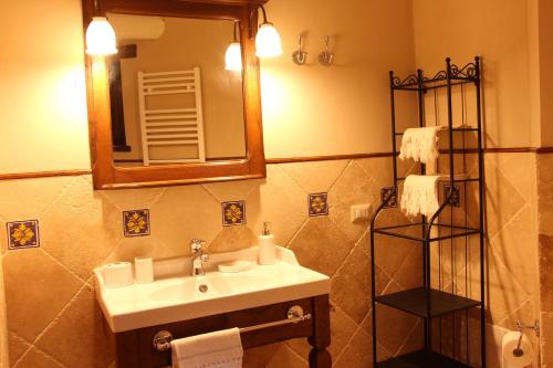 łazienka z umywalką i lustrem w obiekcie Il Cortile delle Rose Holiday House w mieście Perugia