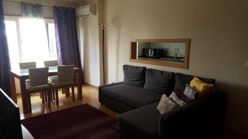 sala de estar con sofá y mesa en Lisbon Location, en Lisboa