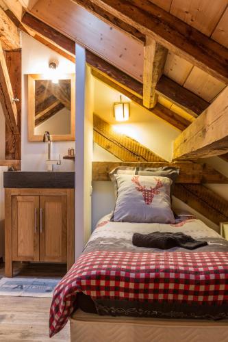 une chambre avec un lit et un lavabo dans l'établissement Chalet Atelier Chalet Chamonix, à Chamonix-Mont-Blanc