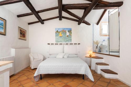 ein Schlafzimmer mit einem weißen Bett in einem Zimmer in der Unterkunft EMME B&B in Arzachena