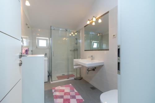 een badkamer met een wastafel en een douche bij Apartments Maria in Trogir