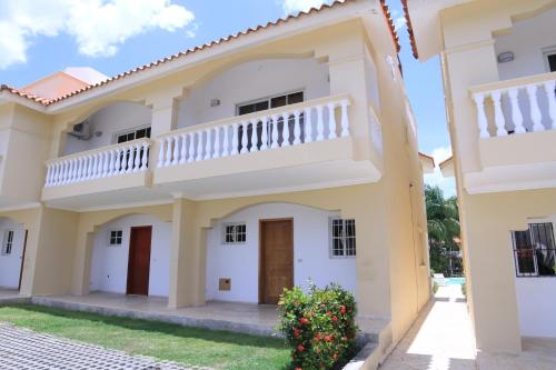 a house with a balcony on the side of it at Residencial Las Estrellas in Boca Chica