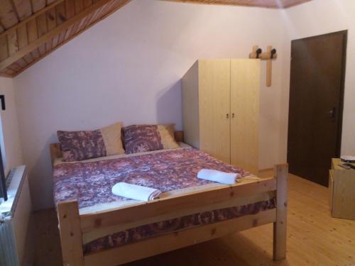 1 dormitorio con 1 cama y armario en Mountain house Campari, en Mavrovo