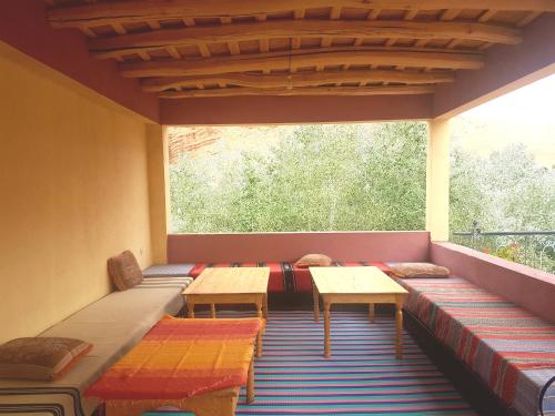 TamellaltにあるAuberge Kasbah Ait Marghadのバルコニー(ベンチ、テーブル付)