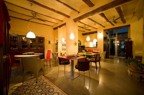 a living room with a table and chairs at Amarain Casa Rural in Gestalgar