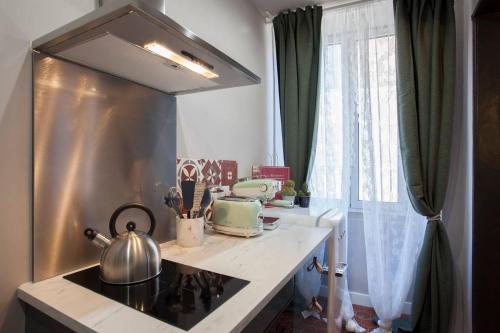 Il comprend une cuisine équipée d'une bouilloire et d'une cuisinière. dans l'établissement CASADELLA - Casa Vecchia, à Bastia