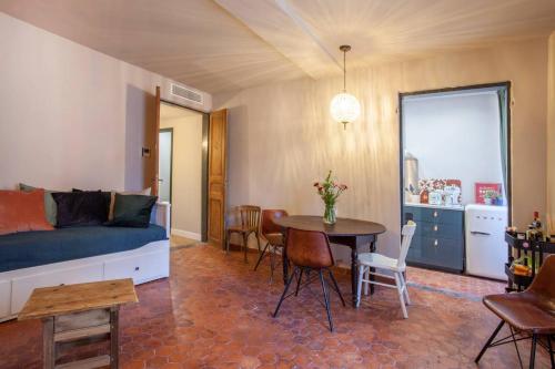 un salon avec un canapé et une table dans l'établissement CASADELLA - Casa Vecchia, à Bastia