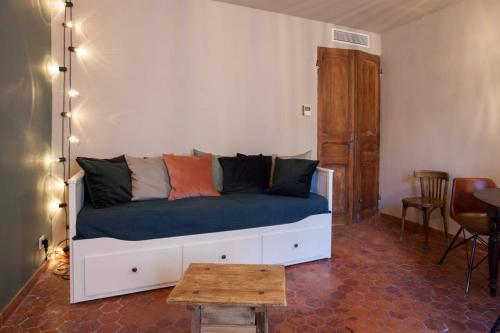 un salon avec un canapé et une table dans l'établissement CASADELLA - Casa Vecchia, à Bastia