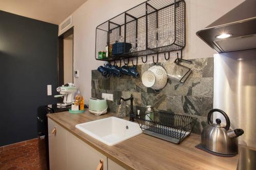 une cuisine avec un évier et un plan de travail dans l'établissement CASADELLA - Casetta, à Bastia