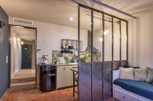 Cette chambre comprend une cuisine et un canapé. dans l'établissement CASADELLA - Casetta, à Bastia