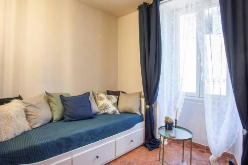 - un canapé dans une pièce avec fenêtre dans l'établissement CASADELLA - Casetta, à Bastia