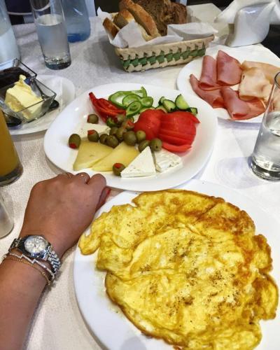 ホテルの敷地内または近くでの食事または食べ物