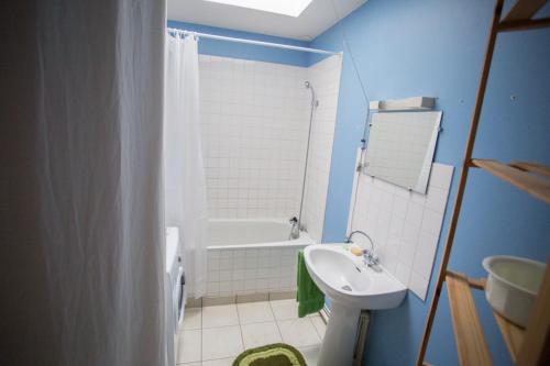 uma casa de banho com um lavatório branco e uma banheira em Gites du four saint Pierre em Angrie