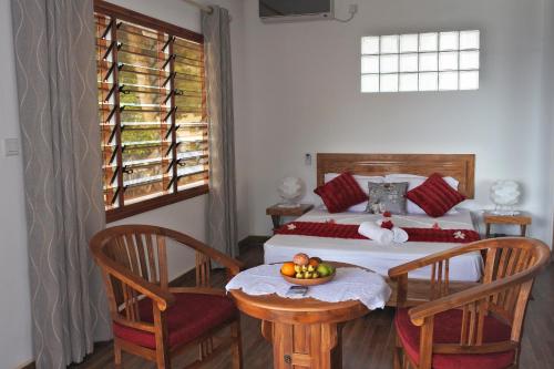 Un dormitorio con una cama y una mesa con un bol de fruta. en Armony Residence Holiday Apartment 2 en Victoria