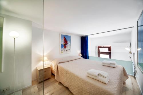 a bedroom with a bed with two towels on it at siciliacasevacanze - Marina Domus Depandance in Marina di Ragusa