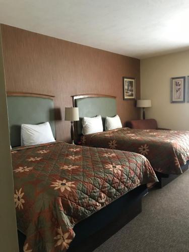 מיטה או מיטות בחדר ב-Randolph Inn and Suites