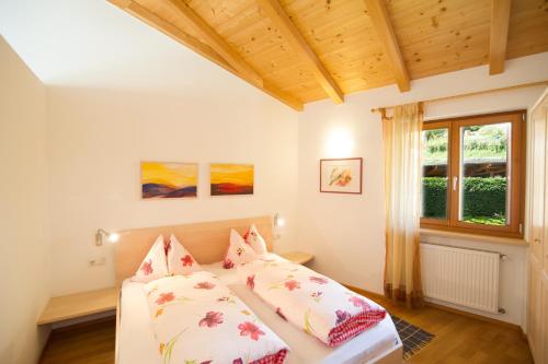 1 dormitorio con cama y ventana en Schloss-Hof, en Appiano sulla Strada del Vino