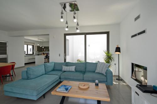 Χώρος καθιστικού στο Eolia Iconic Villa, walking distance to the beach, By ThinkVilla