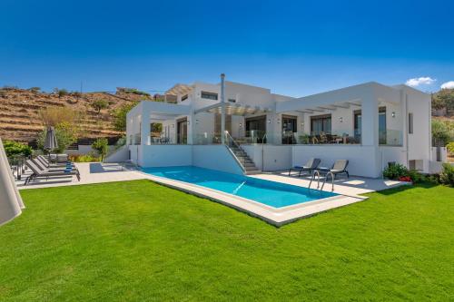 Πισίνα στο ή κοντά στο Eolia Iconic Villa, walking distance to the beach, By ThinkVilla