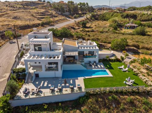 Πισίνα στο ή κοντά στο Eolia Iconic Villa, walking distance to the beach, By ThinkVilla