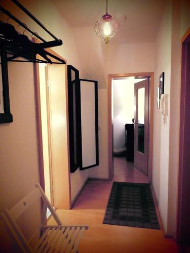 a hallway with a door and a room with rugs at SchlossparkFerienwohnungen Rheinsberg mit Garten in Rheinsberg