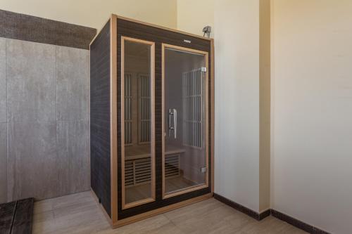 a room with a sliding glass door with a cage at Rodia Inn in Oristano