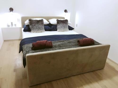 - un lit avec canapé dans une chambre dans l'établissement Perello Old Town, à Split