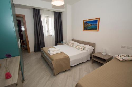 a hotel room with a bed and a mirror at B&B LA PIAZZETTA in Santa Maria di Castellabate
