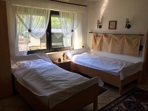 a bedroom with two beds and a window at VormHolte in Radevormwald