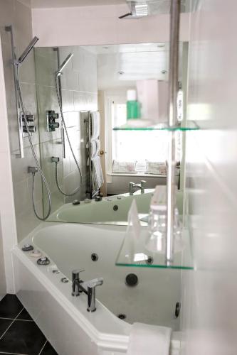 Un baño de Crown Hotel Wetheral