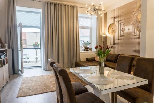 uma sala de estar com uma mesa e um sofá em Premium Apartment Centrum em Poprad