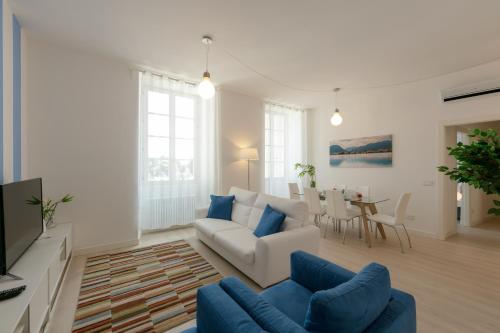 Телевизор и/или развлекательный центр в Verbania - Luxury Italy Apartments