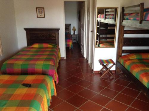 Katil dua tingkat atau katil-katil dua tingkat dalam bilik di Villa Liliana Lodge Mesa de los Santos