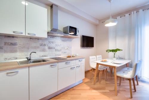 Una cocina o zona de cocina en Apartments Dalmatino