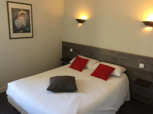 カンペールにあるオテル TGVのベッドルーム(赤い枕の大きな白いベッド付)