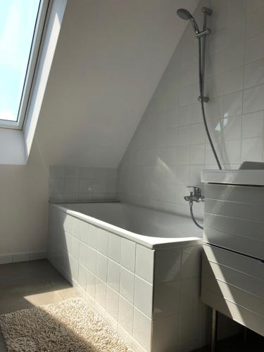 un baño con bañera y ducha en Annabel Villa, en Eger