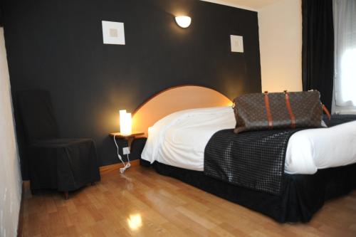 Gallery image of Logis - Hôtel Restaurant l'Ecu de France in Malesherbes