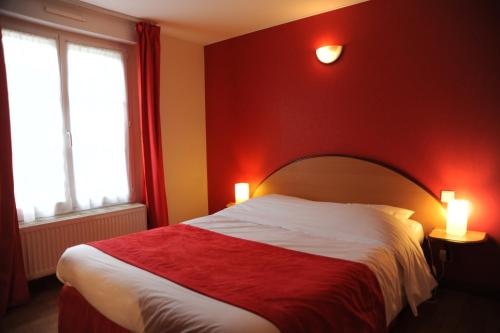 Gallery image of Logis - Hôtel Restaurant l'Ecu de France in Malesherbes