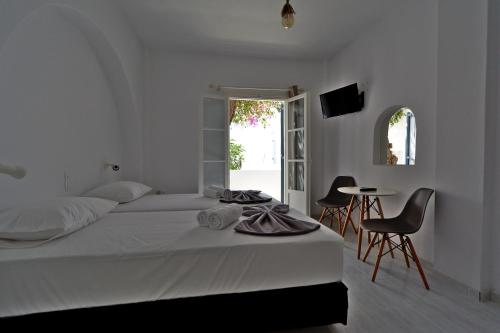 Postel nebo postele na pokoji v ubytování Teoria Paros - Matsas Windmill