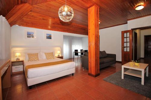 sypialnia z łóżkiem i salon w obiekcie Subvilla Beach Place w mieście Nazaré