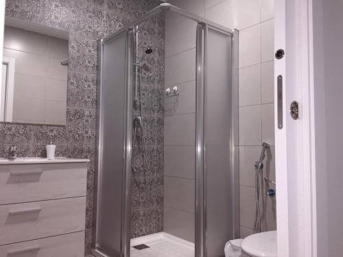 La salle de bains est pourvue d'une douche, de toilettes et d'un lavabo. dans l'établissement Apartamento San Miguel N.3, à Jarandilla de la Vera
