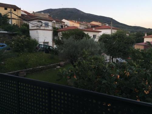 una vista desde el balcón de una casa en Apartamento San Miguel N.3, en Jarandilla de la Vera