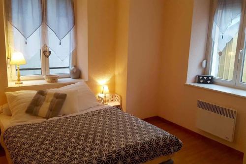 - une chambre avec un lit en face d'une fenêtre dans l'établissement Le yellow, à La Bresse