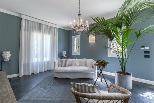 A seating area at Villa Raphael