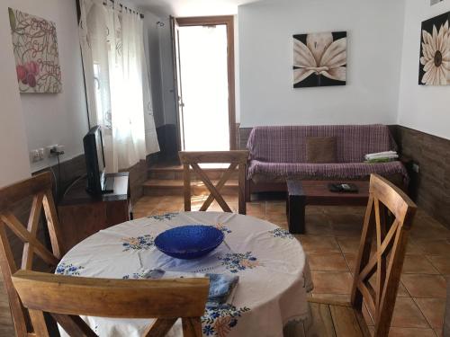 una sala de estar con una mesa con un tazón azul. en Amatista 2, en El Pozo de los Frailes