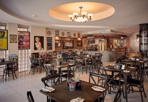 a dining room with tables and chairs in a restaurant at Hotel Gloria in Springwood