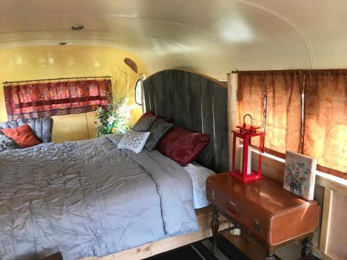 ein Schlafzimmer mit einem Bett und einem Kopfteil aus Holz in der Unterkunft Klutina Kate's B&B in Copper Center