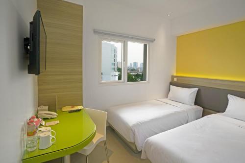 Ліжко або ліжка в номері Amaris Hotel Fachrudin – Tanah Abang