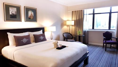 The Sukosol Hotelにあるベッド