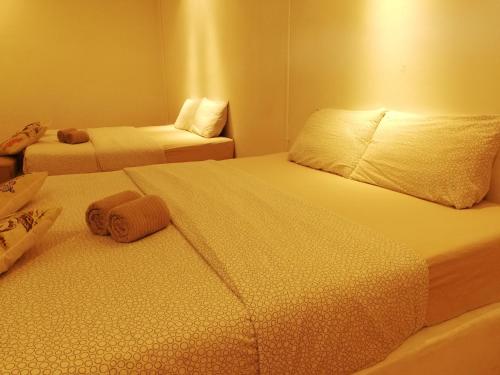 two beds in a hotel room with two beds at Coco Country Homes in Melaka